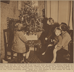 870927 Afbeelding van een moeder met drie kinderen bij een kerstboom in een huiskamer op een onbekende locatie, ...